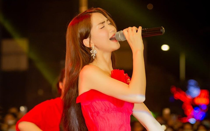 'Mẹ bỉm' Hòa Minzy lên đồ đi diễn cực xinh đẹp, khiến fan tròn mắt với màn xoay mic đỉnh chóp Ảnh 2