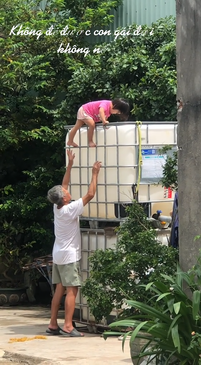 Người ông vô cùng lo lắng khi đỡ cháu bé.