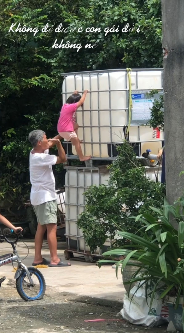 Khi cháu bé đã trong tầm tay, an toàn, ông không quên tát vào mông 1 cái cho hả giận vì bé nghịch ngợm nguy hiểm.