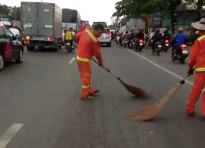 Clip: Hàng loạt xe máy, ôtô dừng quốc lộ do cán phải 'ma trận đinh' Ảnh 2