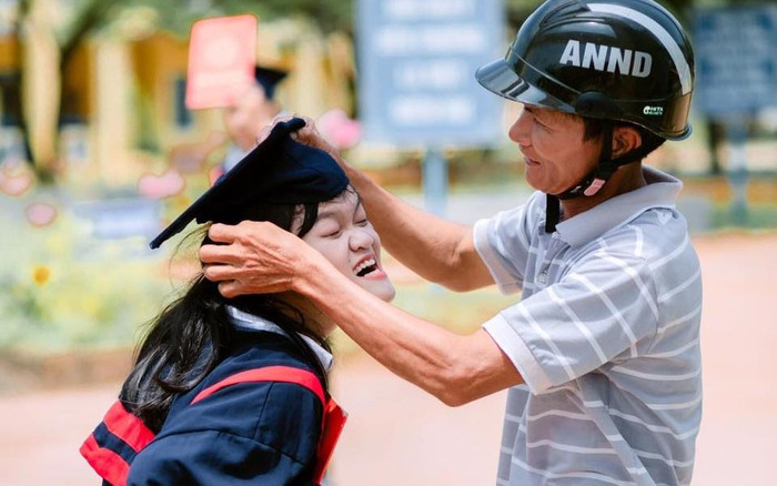 Ấm lòng khoảnh khắc cha đồng hành cùng con gái trong ngày chụp kỷ yếu Ảnh 2