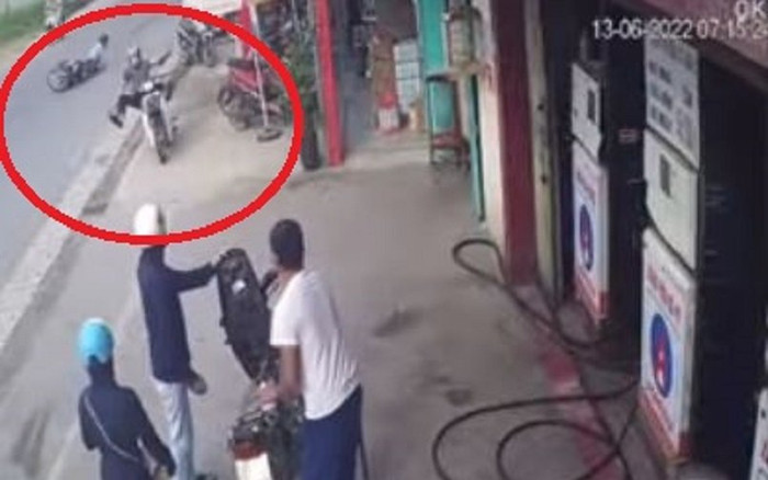 Thót tim cảnh xe máy 'tự chạy' trên đường sau vụ va chạm lúc sáng sớm Ảnh 2