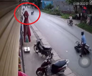 Chiếc xe máy tự di chuyển 1 đoạn trước khi ngã kềnh xuống đường sau vụ tai nạn. Ảnh cắt từ clip