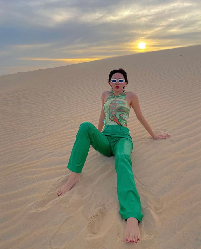 Diện set xanh trendy, mỹ nhân 'Già gân, mỹ nhân và găng tơ' nổi bật với làn da trắng khi thả dáng chụp ảnh.