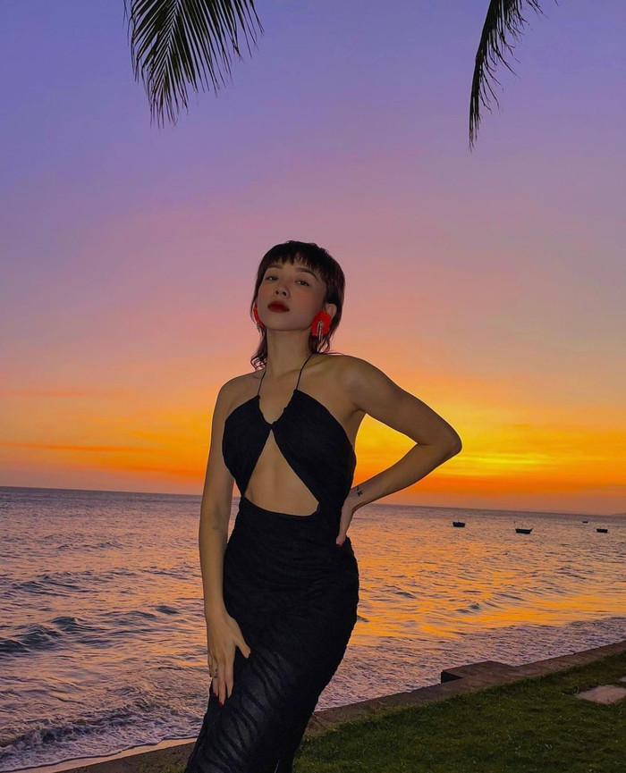 Chủ nhân bản hit 'Em đã có người yêu mới' gợi cảm, quyến rũ khi diện chiếc đầm body màu đen cắt xẻ khoe vòng eo số 11 đáng ngưỡng mộ.