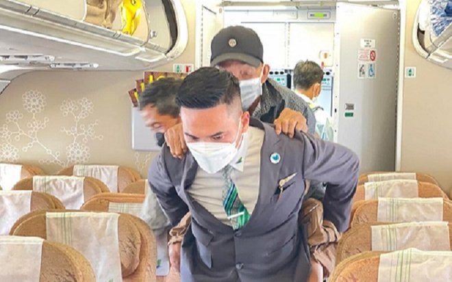 Xúc động cụ ông 70 tuổi cõng cha già 90 tuổi lên máy bay với lời khẳng định: 'Bác cõng được bố mình' Ảnh 2