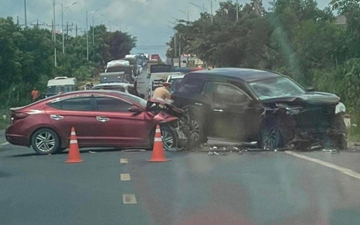 Hai xe ô tô nát phần đầu sau cú tông nhau trên quốc lộ, làm nhiều người bị thương Ảnh 2