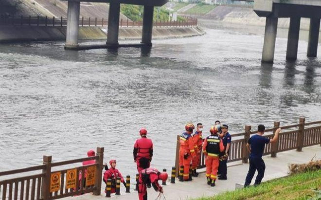 Chàng trai 16 tuổi chết đuối vì nhảy xuống sống cứu người, danh tính 'nhân vật' gặp nạn gây tranh cãi Ảnh 2
