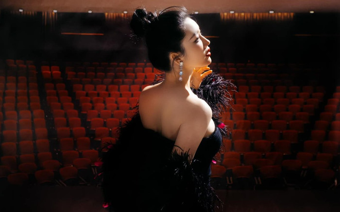 Chất chơi như Thuý Ngân, 'lên đồ' ngồi chờ chung kết Miss Universe trước tận 3 ngày! Ảnh 2