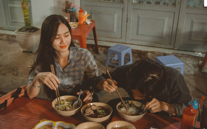 Hủ tiếu lề đường - nơi thuở sinh viên hò hẹn khi chưa vướng bận 'cơm áo gạo tiền' Ảnh 2