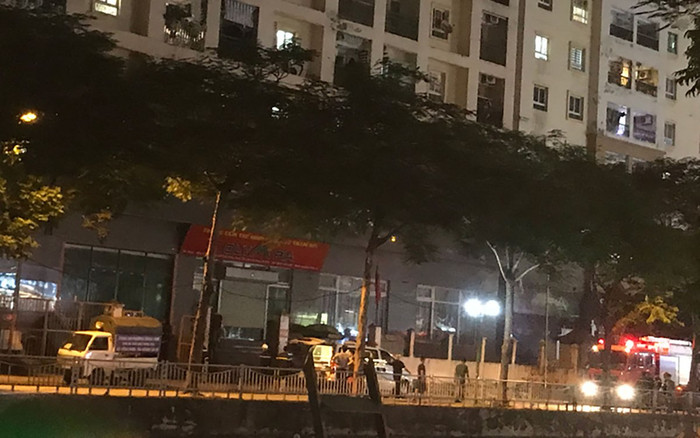 Người đàn ông bất ngờ rơi từ tầng cao chung cư xuống, mắc vào hàng rào Ảnh 2