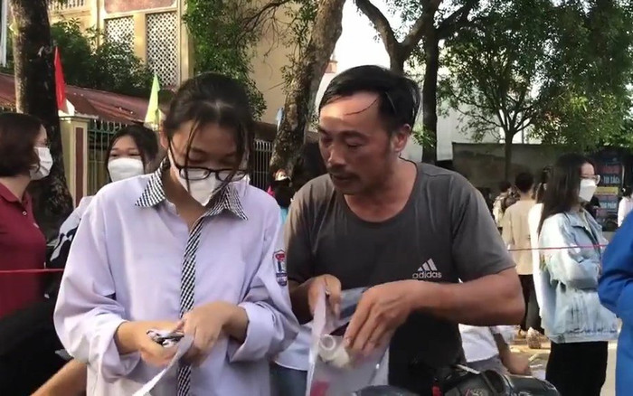 Xúc động hình ảnh bố cẩn thận dặn dò con gái trước giờ thi: 'Trong mắt cha, con lúc nào cũng bé bỏng' Ảnh 2