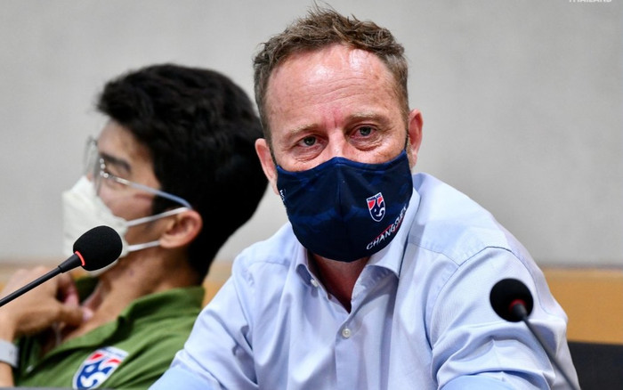 Cuộc chiến với ông Park quyết định tương lai HLV Polking ở Thái Lan Ảnh 2