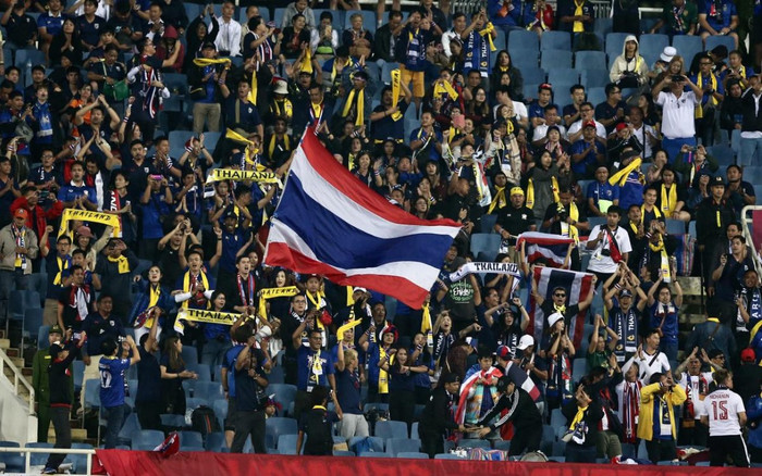 CĐV Thái Lan cổ vũ tuyển Việt Nam dự World Cup: Đừng cười họ, 'voi chiến' dám không? Ảnh 2