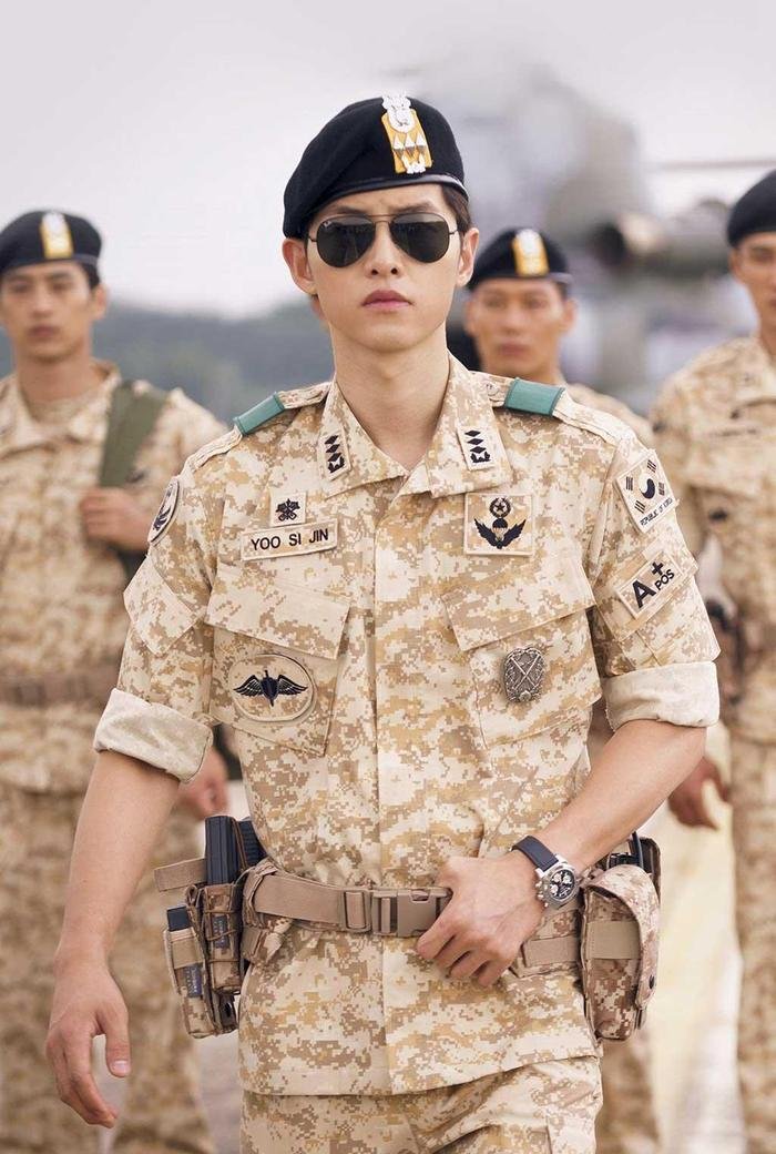 Phim đưa nam thần Hàn 'một bước thành sao': Hyun Bin 'nương tựa' đàn chị, Song Joong Ki nhờ vợ cũ Ảnh 10