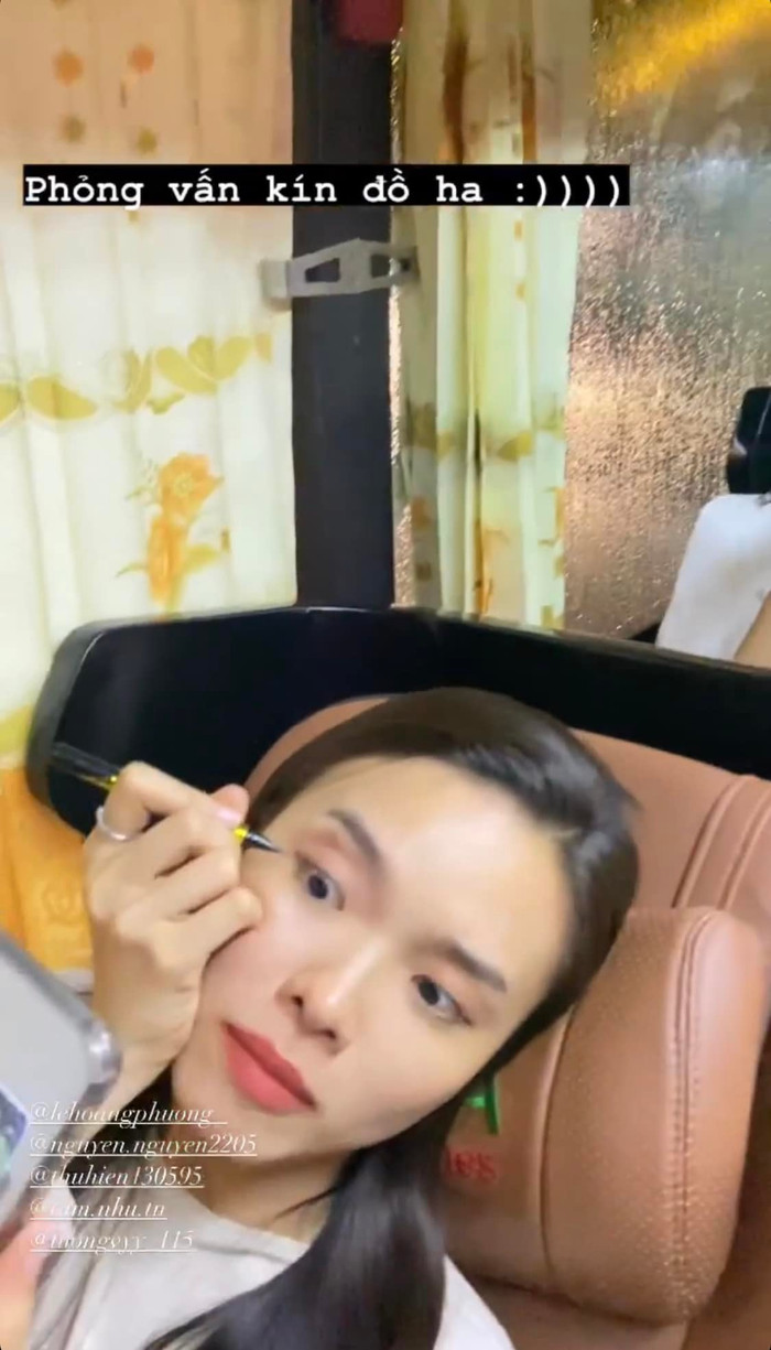 Một thí sinh chật vật kẻ mắt. Việc make up trên xe thử thách độ khéo tay cũng như xử lý tính huống của các thí sinh.