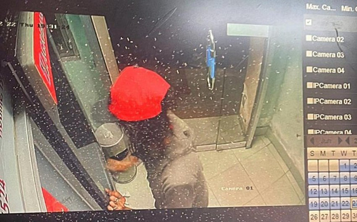 Một phụ nữ dùng đá đập vỡ kính buồng và màn hình ATM ở Bình Thuận Ảnh 2