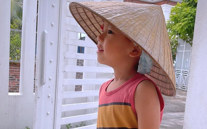 Con trai Phạm Hương hào hứng đội nón lá khi về thăm quê ngoại Ảnh 2