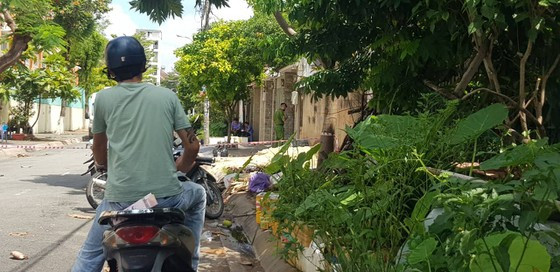 Cảnh sát khám nghiện hiện trường. Ảnh: SGGP