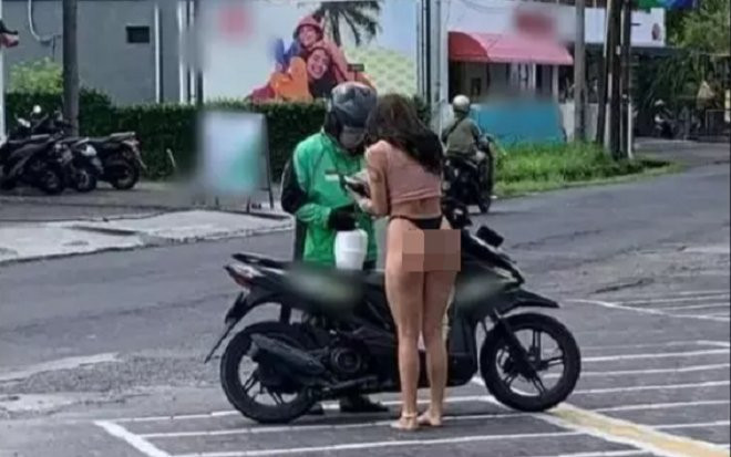 Chỉ mặc 'độc' quần chip và áo hai dây ngắn cũn ra nhận hàng, cô gái khiến shipper đỏ mặt Ảnh 2