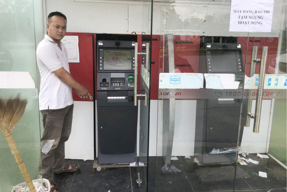 Chiêu thức tinh vi của đối tượng trộm gần 500 triệu đồng từ trụ ATM trong khu công nghiệp Ảnh 1