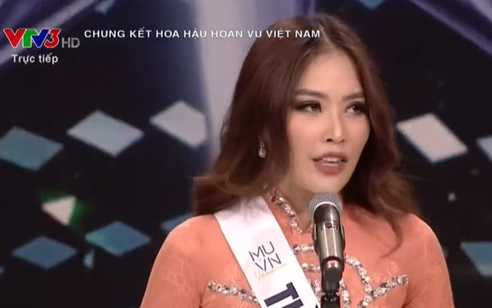 Lệ Nam trong phần thi hùng biện. 