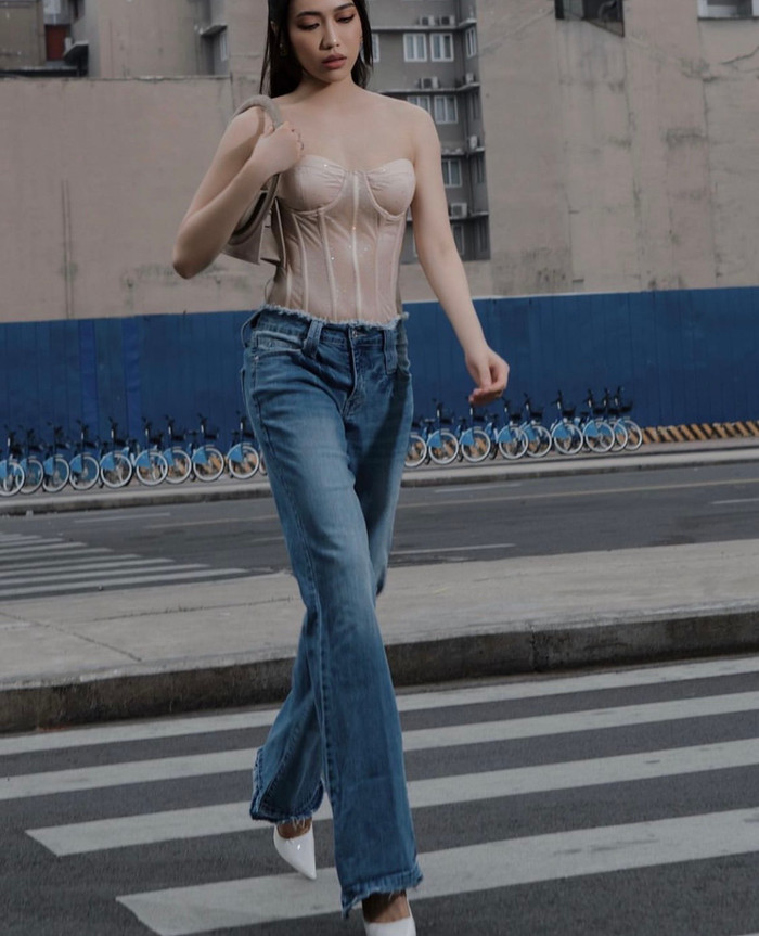 Chọn chiếc quần jeans dài, người đẹp Phan Thiết khoe khéo vòng eo thon gọn trong chiếc áo cúp ngực màu nude.