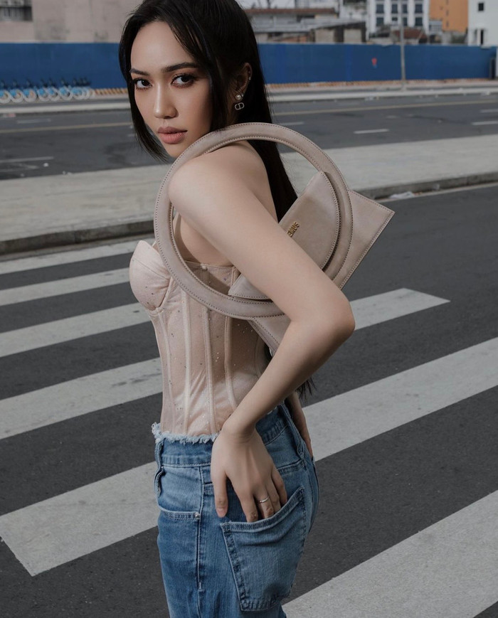 Kết hợp cùng chiếc túi quai tròn độc đáo, Diệu Nhi ngày càng chứng minh đẳng cấp thời trang 'không phải dạng vừa'.