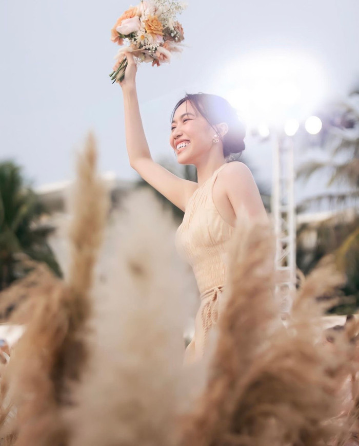 Nụ cười rạng rỡ khi người đẹp 1991 bắt được bó hoa cưới.