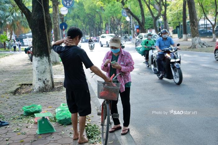 Những mảnh đời mưu sinh giữa Thủ đô để kiếm miếng ăn: 'Giống như đánh cược tính mạng của mình' Ảnh 10