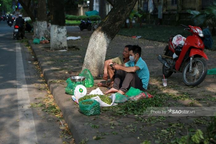 Những mảnh đời mưu sinh giữa Thủ đô để kiếm miếng ăn: 'Giống như đánh cược tính mạng của mình' Ảnh 11