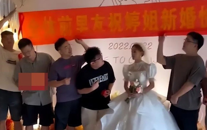 Cô dâu mời tập thể bạn trai cũ đến đám cưới, 9 chàng trai đem theo một thứ gây chú ý Ảnh 2