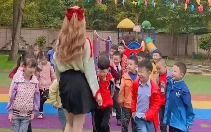 Bị phụ huynh phản ứng vì thường xuyên mặc váy ngắn khi đi dạy, cô giáo mầm non đáp trả cực 'gắt' Ảnh 2