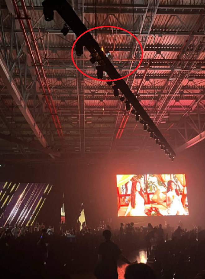 Một đám cháy nhỏ bên trong sân khấu Hoa hậu Hoàn vũ Việt Nam 2022 trước giờ lên sóng trực tiếp.