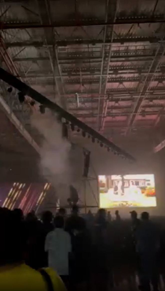 Khói bốc lên tại hiện trường nơi xảy ra đám cháy, tuy nhiên ban tổ chức đã khắc phục sự cố để đảm bảo thời gian lên sóng trực tiếp.