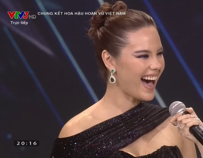 Catriona Gray tái hiện lại màn 'Lava walk' tại sân khấu Hoa hậu Hoàn vũ Việt Nam 2022 Ảnh 1