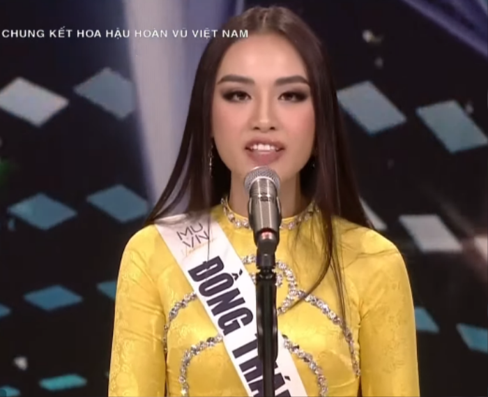 Top 16 Miss Universe Vietnam 2022 thi thuyết trình lắp bắp tiếng Anh, bị netizen chê lạc đề Ảnh 1