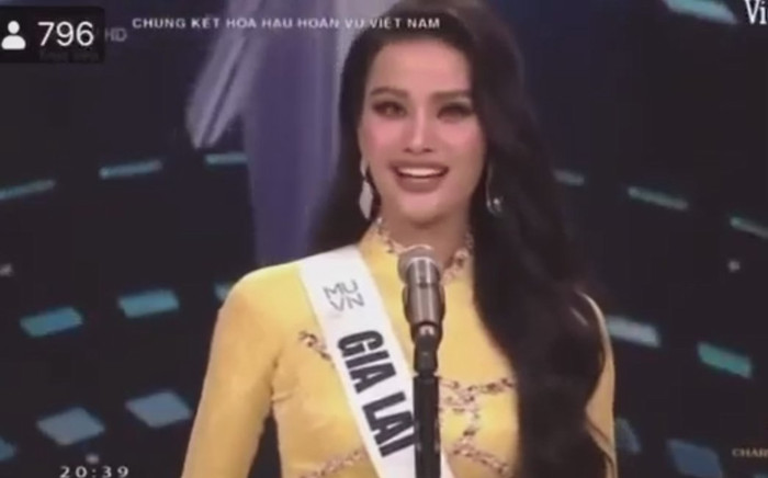 Nói tiếng Anh như 'học sinh tiểu học', Hương Ly vẫn 'on top' Ảnh 2