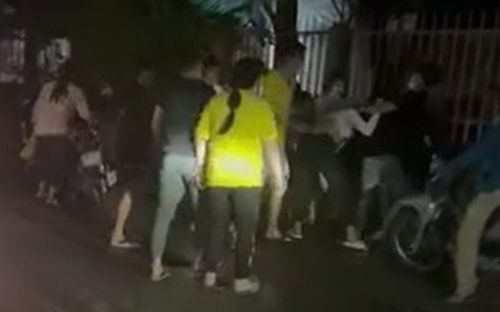 Xôn xao clip nữ công nhân 19 tuổi ở Bình Dương bị đánh hội đồng khi vừa tan ca Ảnh 2