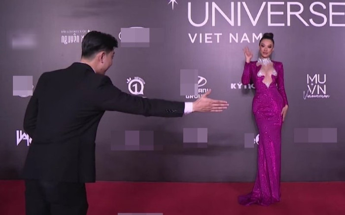 Á hậu Kim Duyên lộ quần độn hông, gây tranh cãi vì hành động 'câu giờ' trên thảm đỏ Hoa hậu Hoàn vũ Ảnh 2