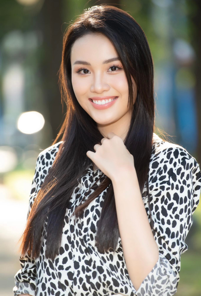 Nụ cười toả nắng giúp mỹ nhân Đồng Tháp thu hút mọi ánh nhìn.