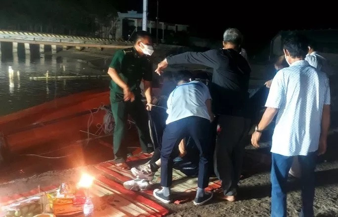 Thi thể chị N. được ngư dân đưa vào bờ vào khuya 25/6. Ảnh: Người Lao Động