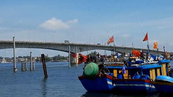 Cầu Cửa Việt nơi hai mẹ con chị N. đã nhảy xuống nằm cách cửa biển chỉ hơn 1km. Ảnh: Tuổi Trẻ Online