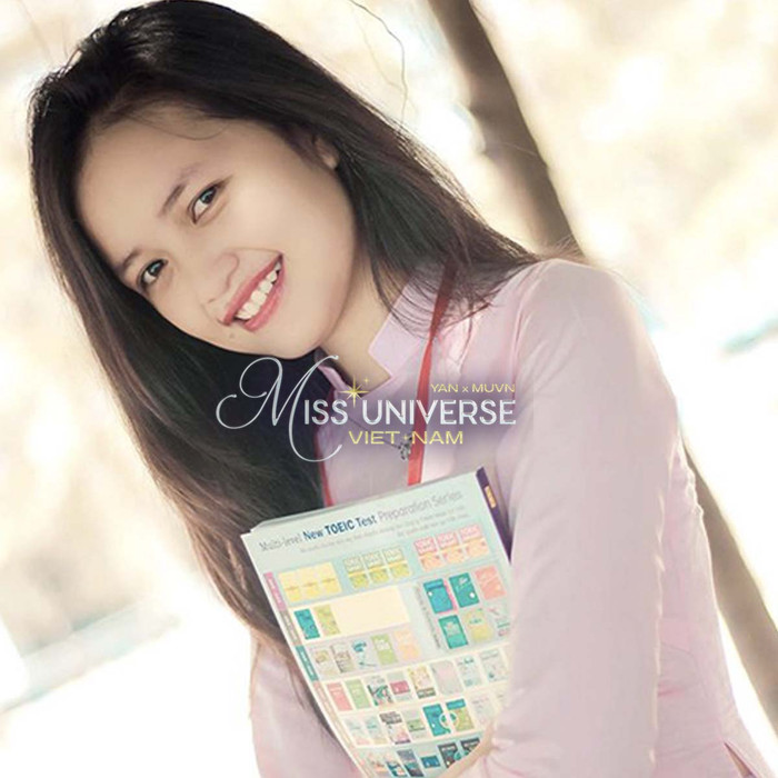 Ngọc Châu trong tà áo dài đồng phục của ĐH Tôn Đức Thắng