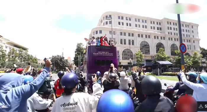 Fan vây kín chạy theo để lưu lại những khoảng khắc đầu tiên trong nhiệm kỳ hoa hậu của Top 3. Có thể thấy, đây là một hành trình nhận được đông đảo sự ủng hộ từ khán giả mê sắc đẹp. 