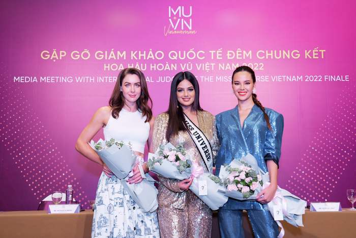 Natalie Glebova, Harnaaz Kaur Sandhu, Catriona Gray hội tụ trong buổi gặp gỡ báo chí trước đêm chung kết Hoa hậu Hoàn vũ Việt Nam. Tiêu chí chấm điểm chung của các hoa hậu quốc tế, chính là câu chuyện mà cô gái đó có thể truyền tải và lan toả đến cho mọi người, sắc đẹp chỉ chiếm 1% trong bảng điểm. 