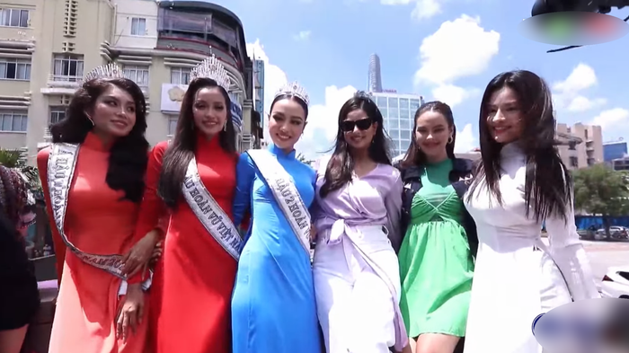 Trong buổi dạo phố, các hoa hậu quốc tế ghi điểm nhờ cách ăn mặc giản dị và gần gũi, người hâm mộ hò hét vây kín xe buýt. Catriona Gray còn căn dặn các fan của mình hãy chạy xe cẩn thận bằng tiếng Việt. 