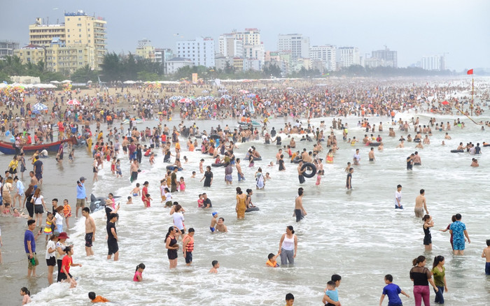 Mở đầu mùa hè 2022, biển Sầm Sơn đông nghịt người Ảnh 2