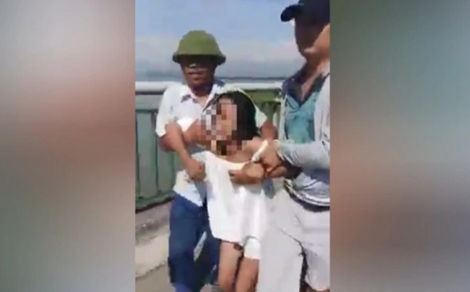 Định nhảy cầu tự tử, nữ sinh được hai người đi đường 'ra tay' nghĩa hiệp Ảnh 2