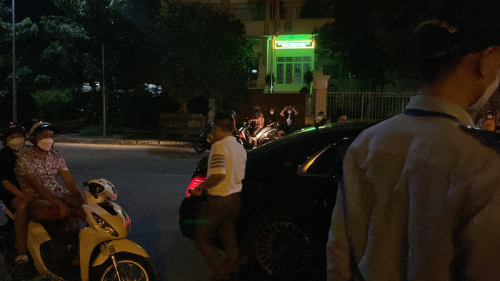 Ông xã Bảo Thy - doanh nhân Phan Lĩnh đích thân hộ tống vợ đi diễn.
